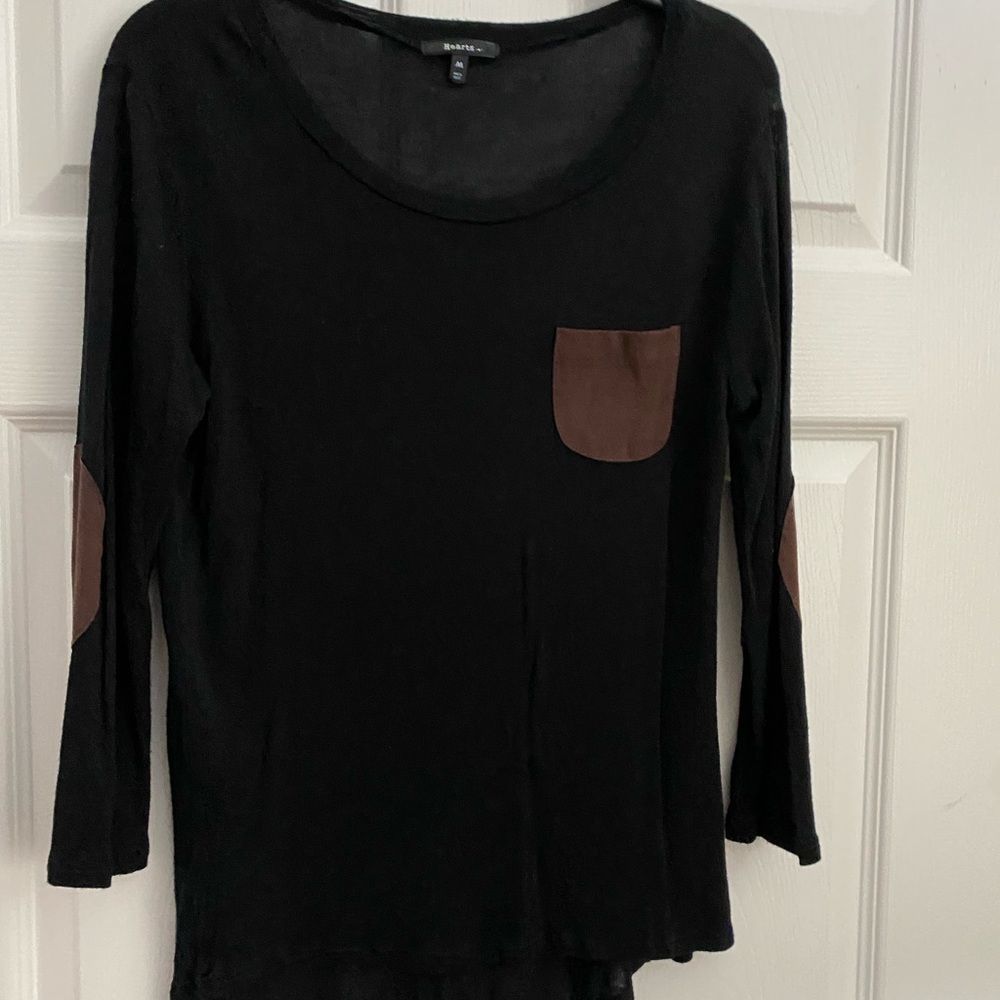 Hearts super cute black tee with brown pocket